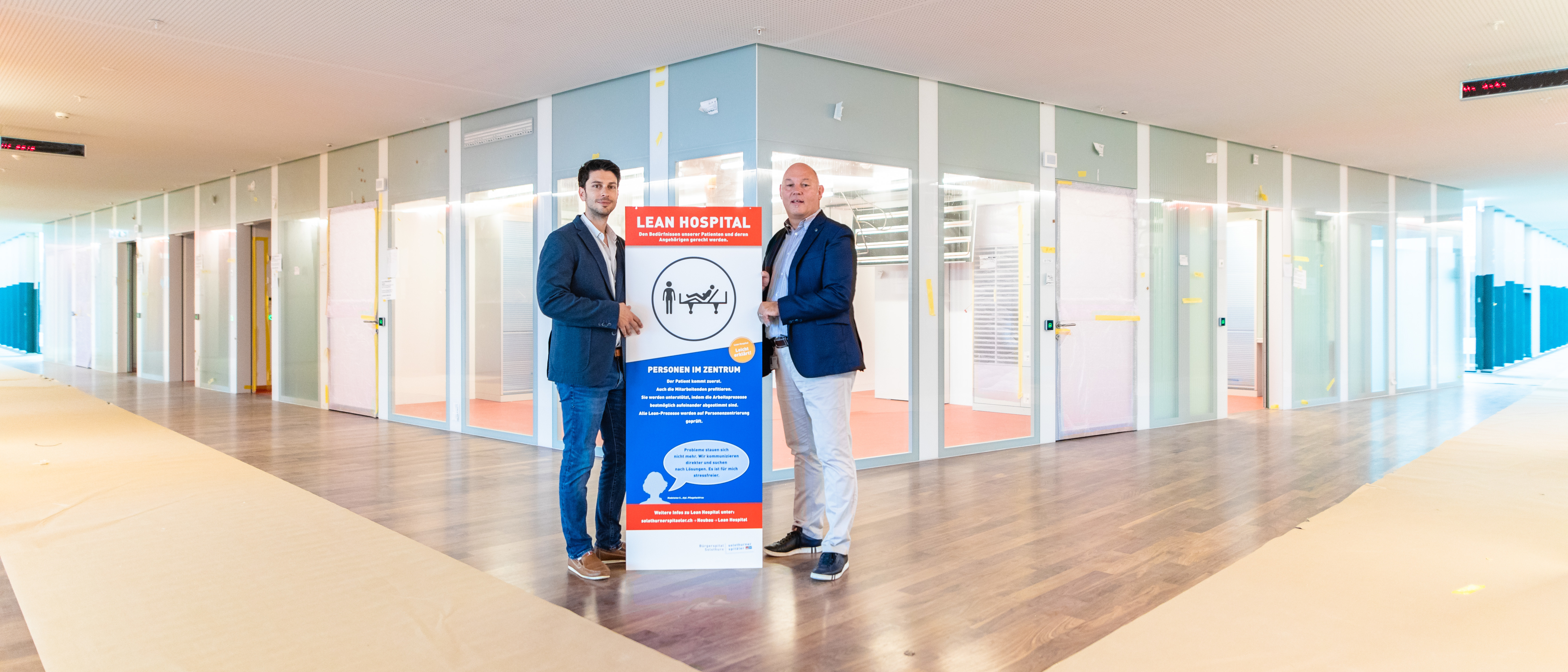 Die Projektleiter halten ein Schild über Lean Management